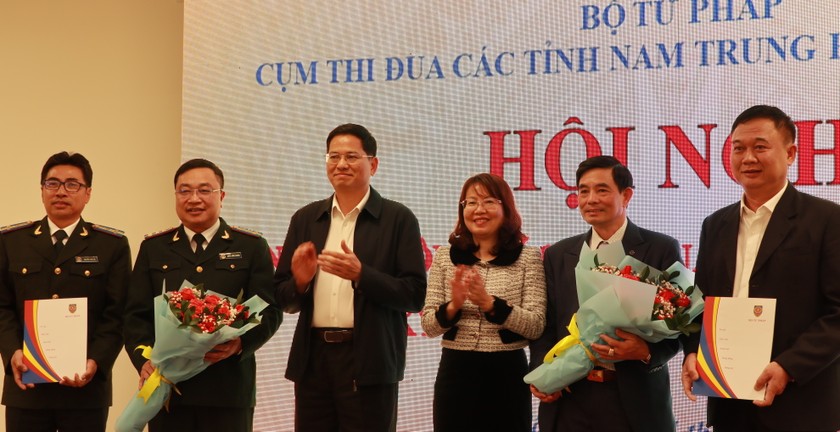 Vụ trưởng Phan Thị Hồng Hà, Phó Tổng cục trưởng Nguyễn Văn Lực tặng hoa cho Trưởng, Phó trưởng Cụm thi đua 2024 và trao quyết định cử Trưởng, phó Trưởng cụm thi đua năm 2025.