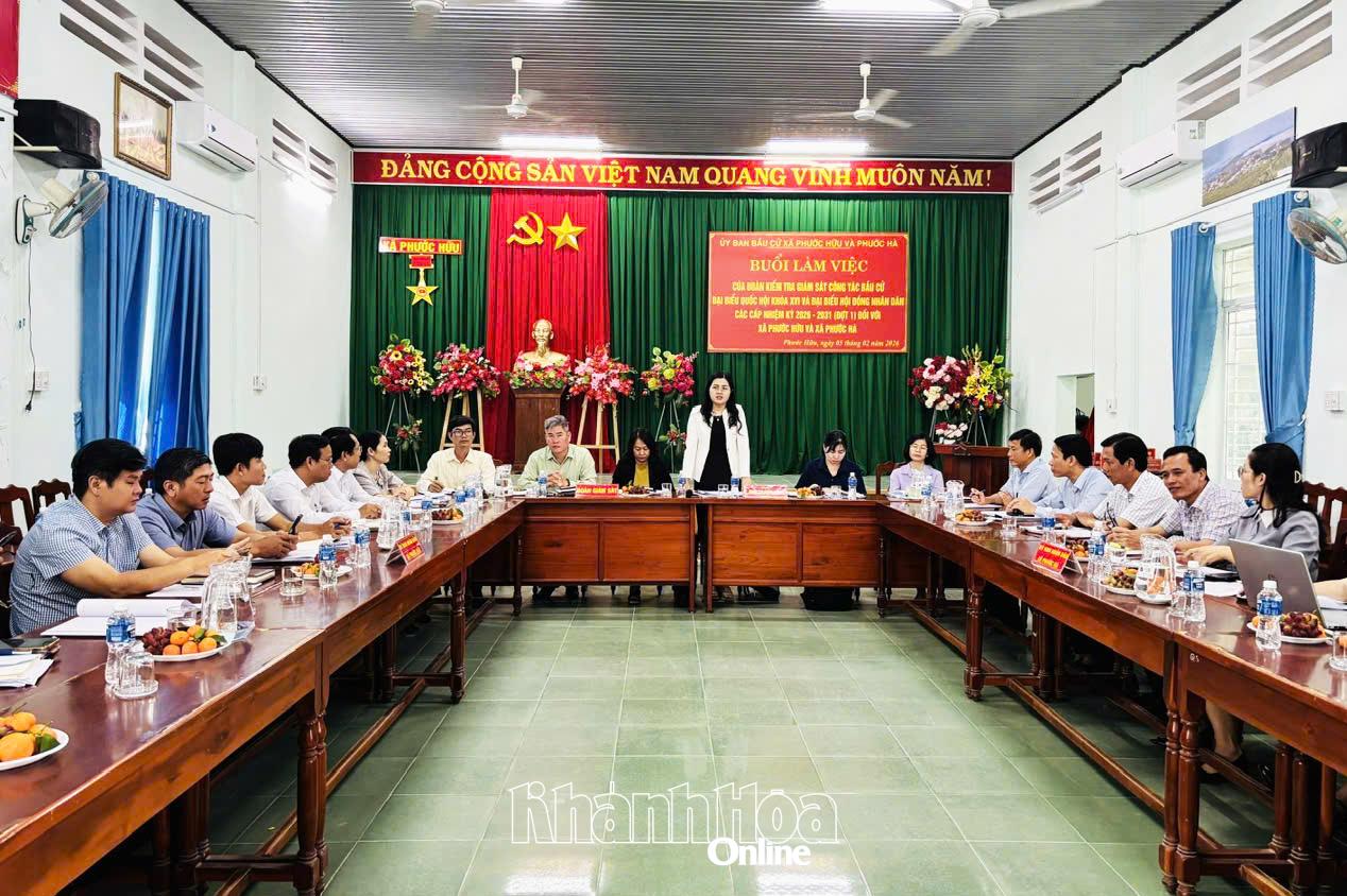 Đồng chí Phan Thị Ngân Hạnh – Phó Chủ tịch Ủy ban MTTQ Việt Nam tỉnh, Chủ tịch Hội Nông dân tỉnh phát biểu tại buổi làm việc.