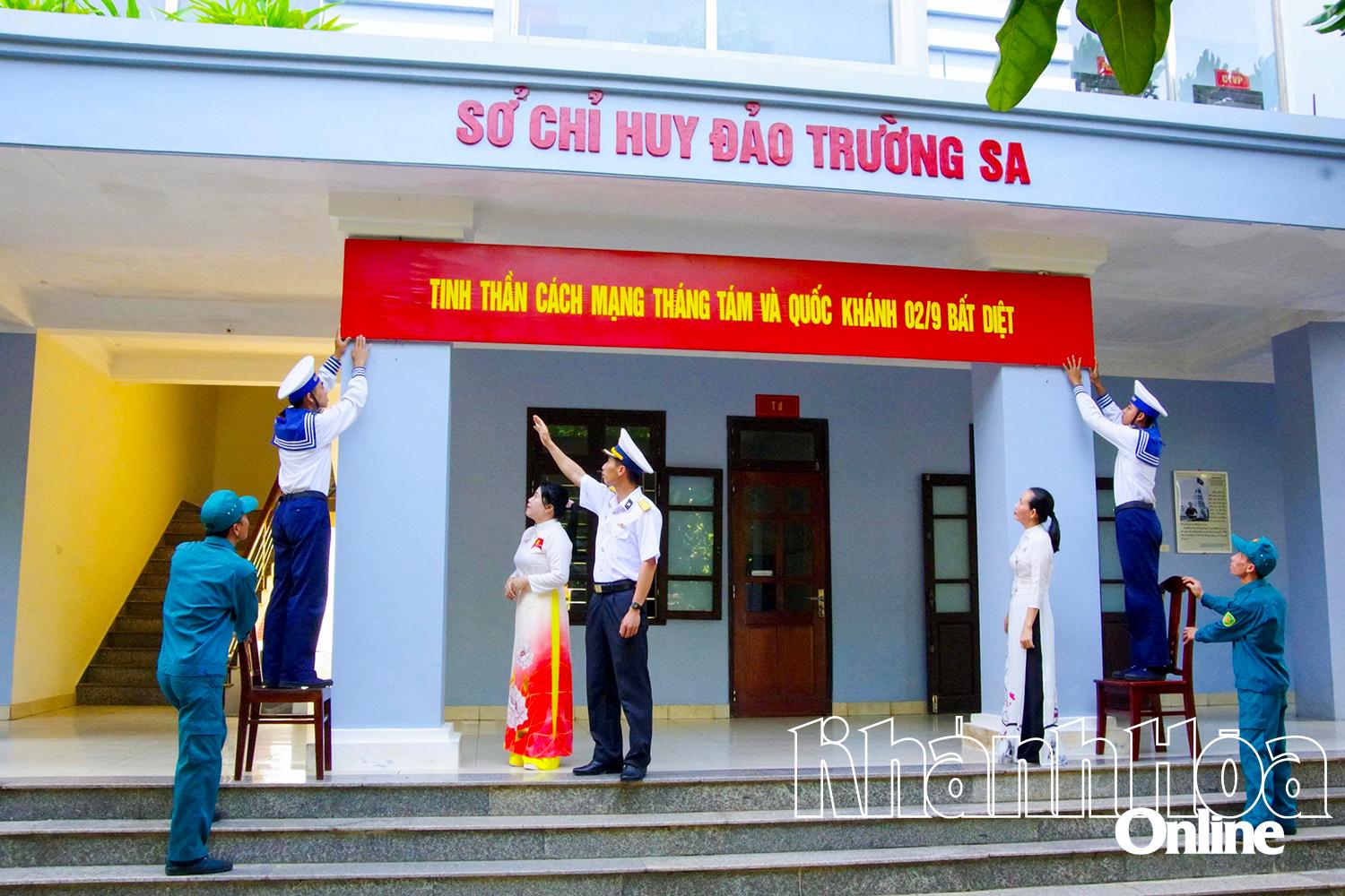 Quân và dân đảo Trường Sa trang trí chào mừng kỷ niệm ngày lễ lớn của đất nước. Ảnh: VĨNH THÀNH.