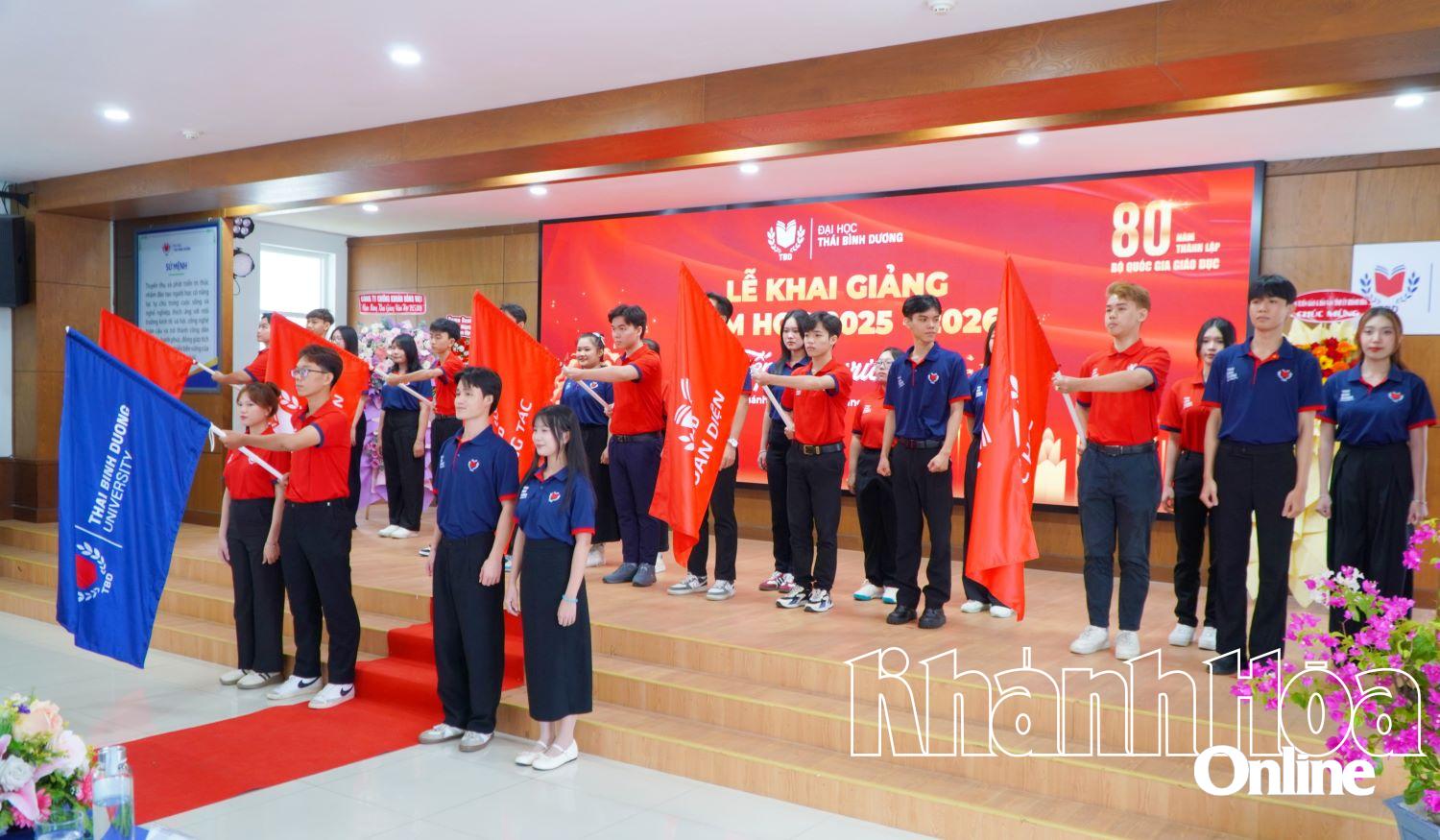 Nghi thức trao cờ truyền thống cho tân sinh viên. 