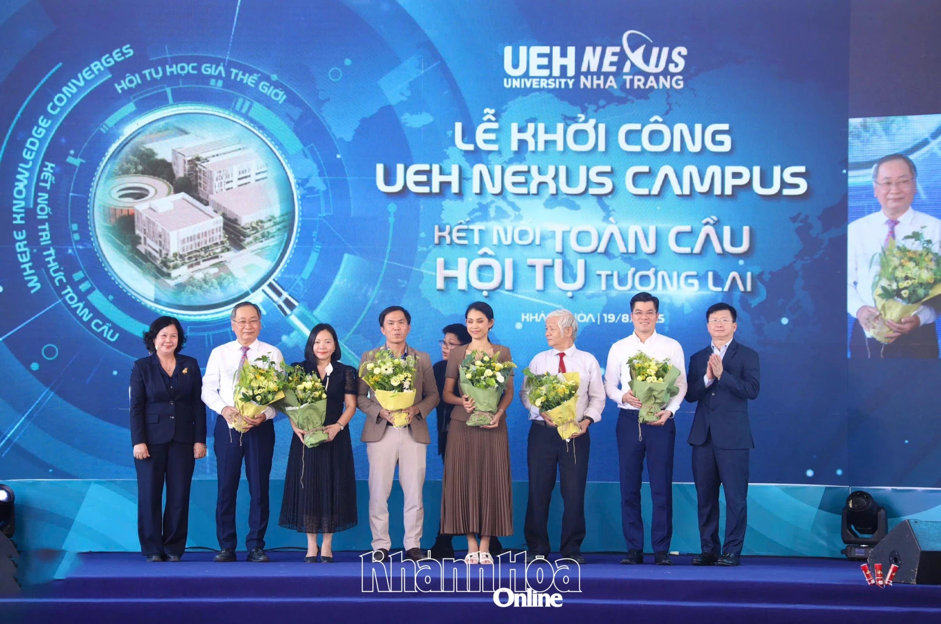 Đại học Kinh tế TP. Hồ Chí Minh tặng hoa cảm ơn các đơn vị đồng hành.