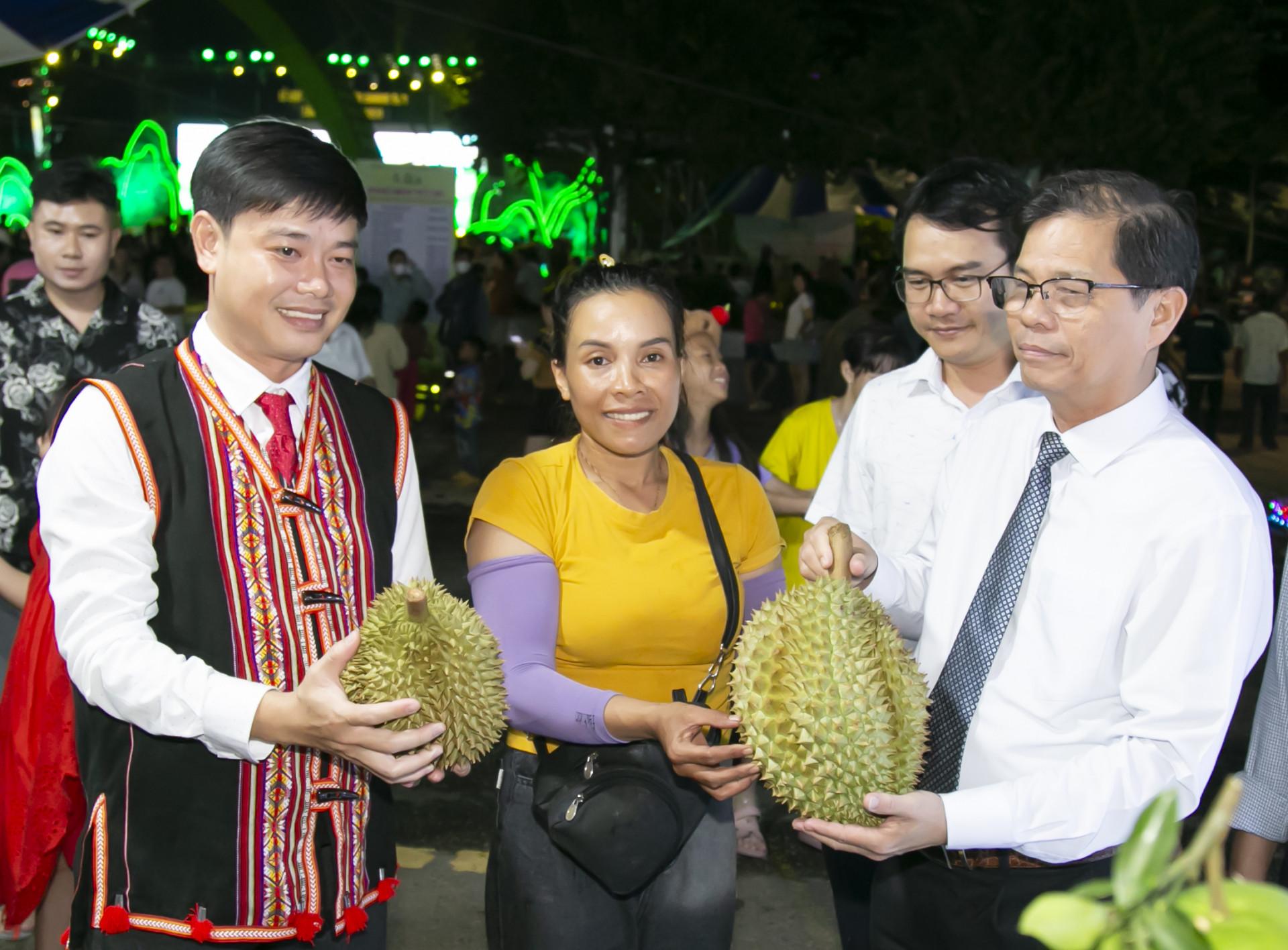 Đồng chí Nguyễn Tấn Tuân - Phó Bí thư Tỉnh ủy, Chủ tịch UBND tỉnh và lãnh đạo huyện Khánh Sơn tham quan Lễ hội trái cây Khánh Sơn năm 2024.