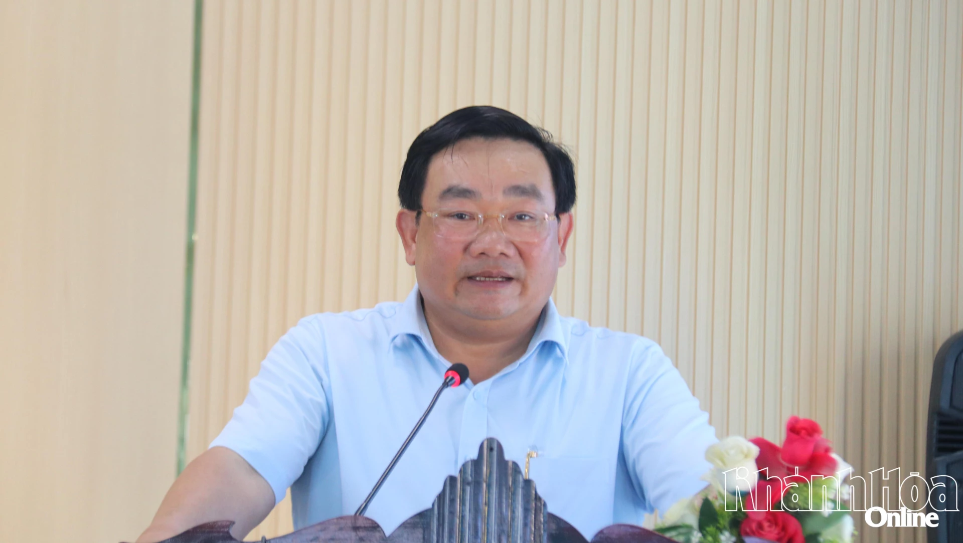 Ông Trịnh Minh Hoàng - người ứng cử đại biểu HĐND tỉnh trình bày chương trình hành động.