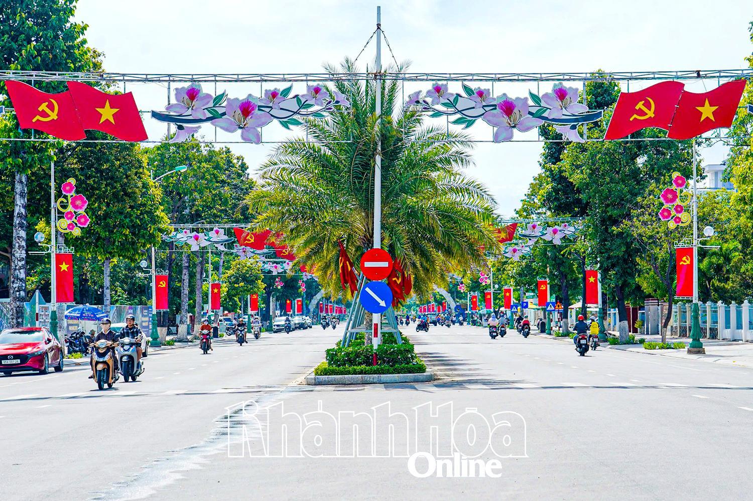 Đường 16 tháng 4 (phường Phan Rang) được trang trí cờ, hoa rực rỡ chào mừng Đại hội Đảng bộ tỉnh lần thứ I, nhiệm kỳ 2025 - 2030.
