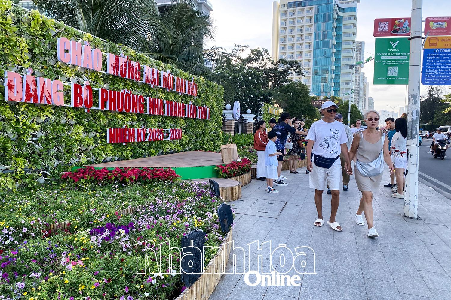 Một số khu vực trên đường Trần Phú đã hoàn thành trang trí chào mừng Đại hội Đảng bộ phường.  