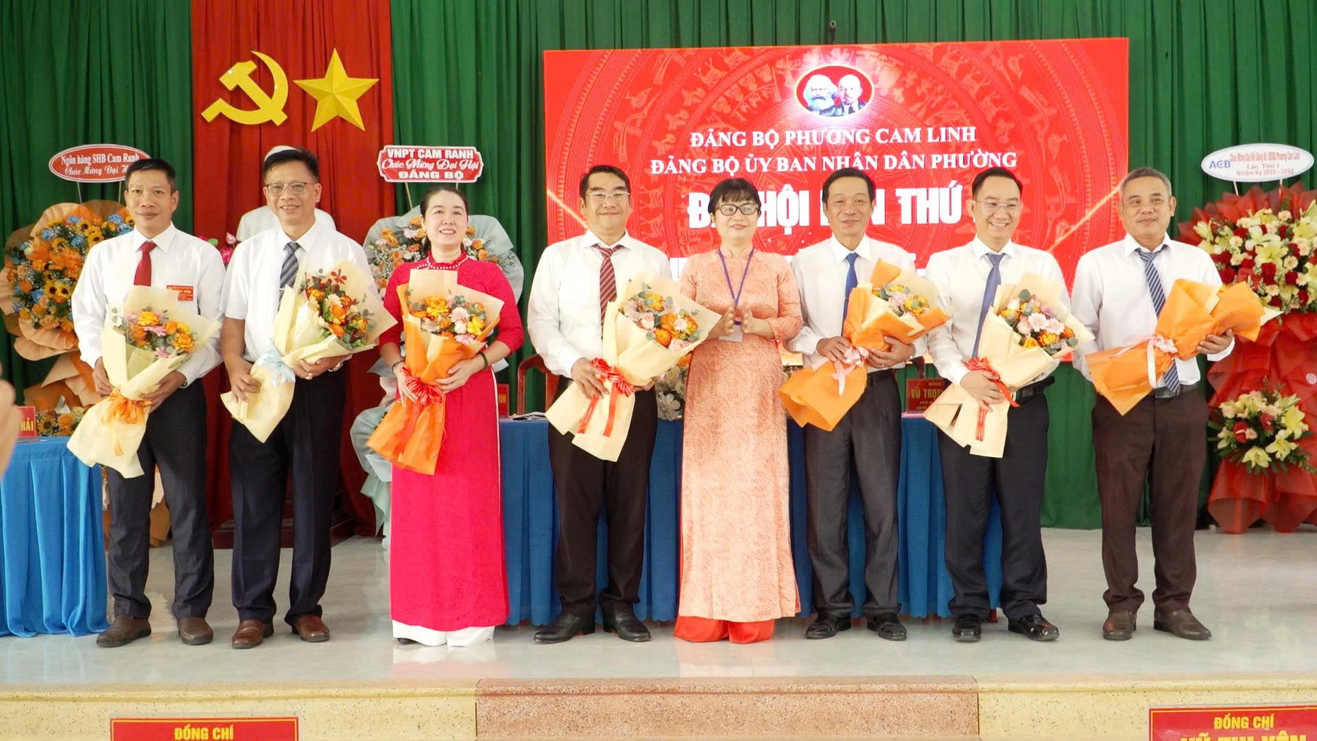Ban Chấp hành Đảng bộ UBND phường Cam Linh nhiệm kỳ 2025 - 2030 ra mắt đại hội.