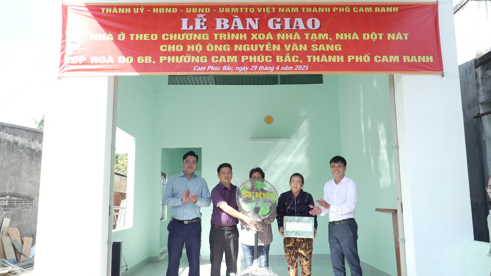Quang cảnh buổi bàn giao nhà tại phường Cam Phúc Băc