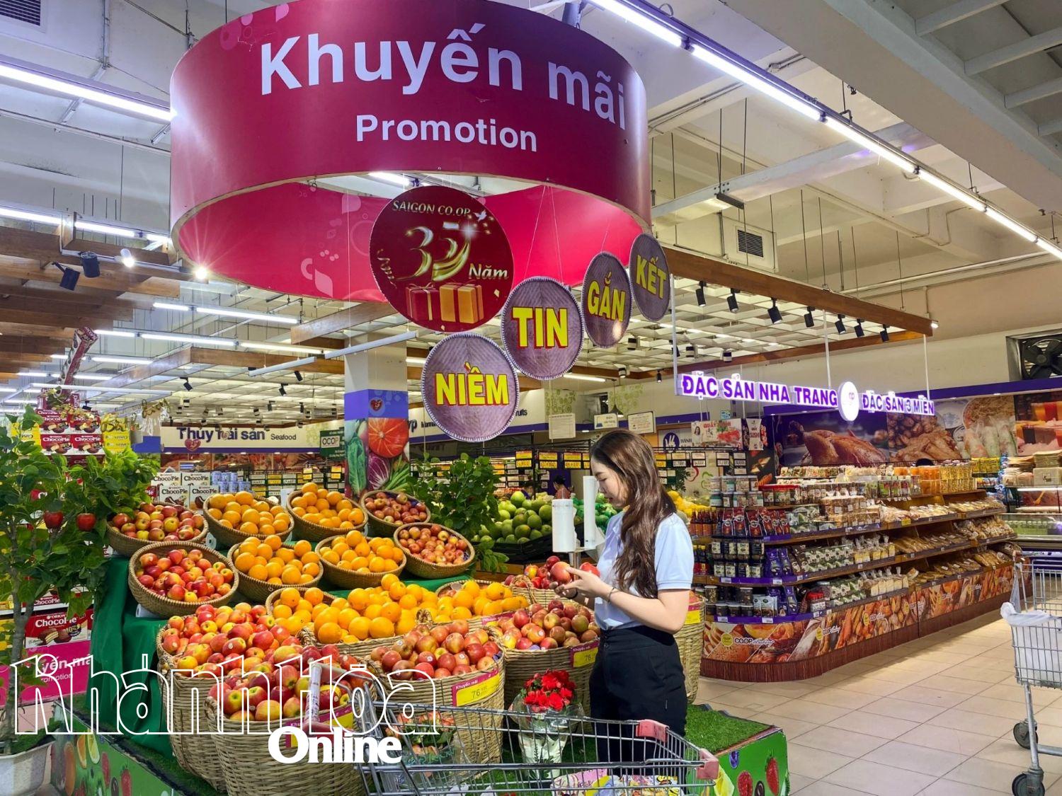 Hoạt động kinh doanh tại một siêu thị trên địa bàn phường Nam Nha Trang.