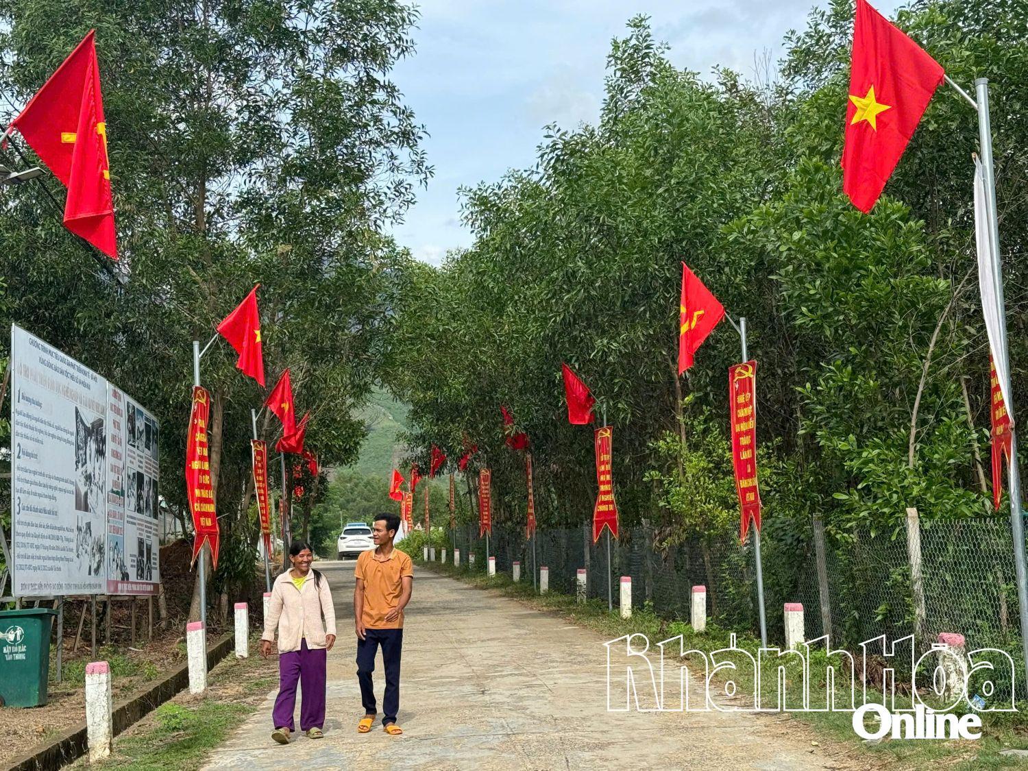 Tuyến đường cờ Tổ quốc ở xã Tây Khánh Vĩnh.