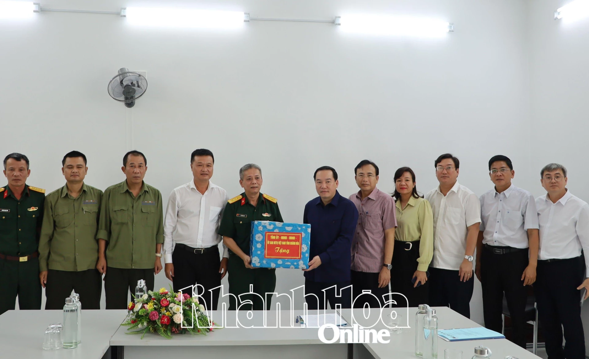 Đồng chí Hồ Xuân Trường tặng quà động viên các đơn vị thực hiện Dự án Thuỷ điện tích năng Bác Ái.