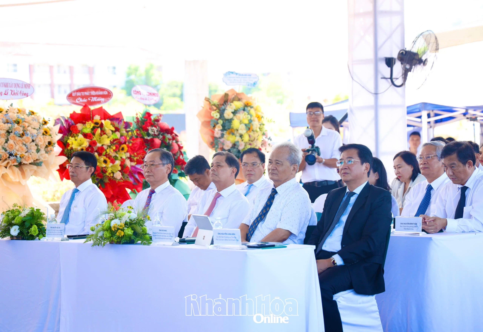 Đồng chí Nguyễn Long Biên cùng các đồng chí nguyên lãnh đạo tỉnh dự lễ khởi công.