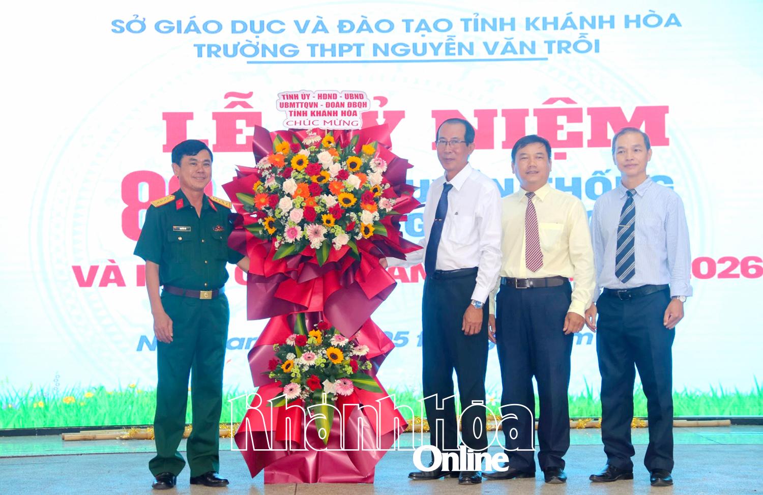 Đại tá Nguyễn Túy tặng hoa chúc mừng khai giảng năm học mới.