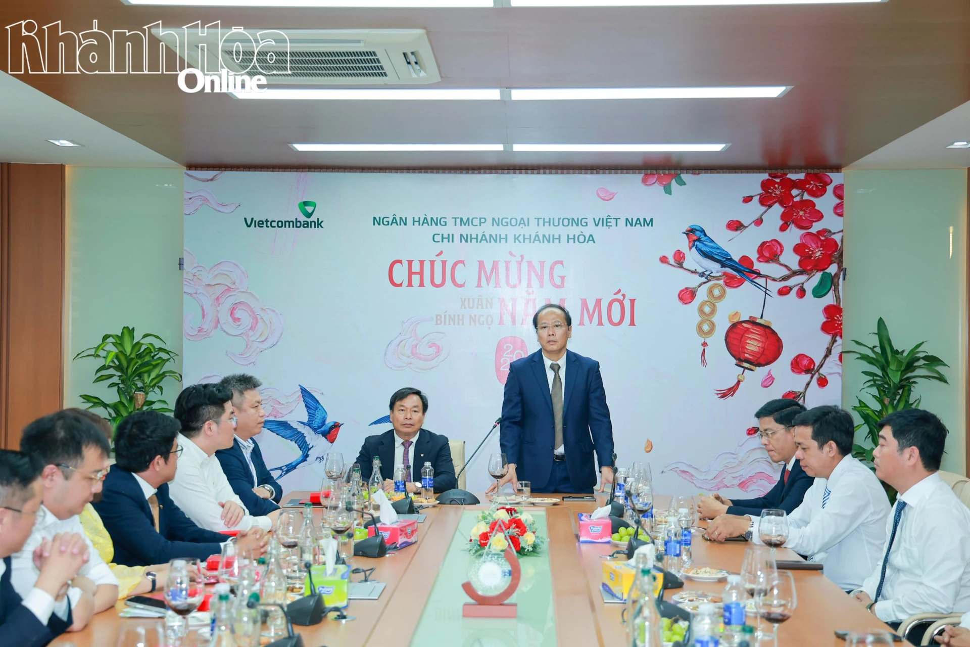 Đồng chí Nguyễn Khắc Hà chúc mừng những kết quả Vietcombank Chi nhánh Khánh Hòa đã đạt được.