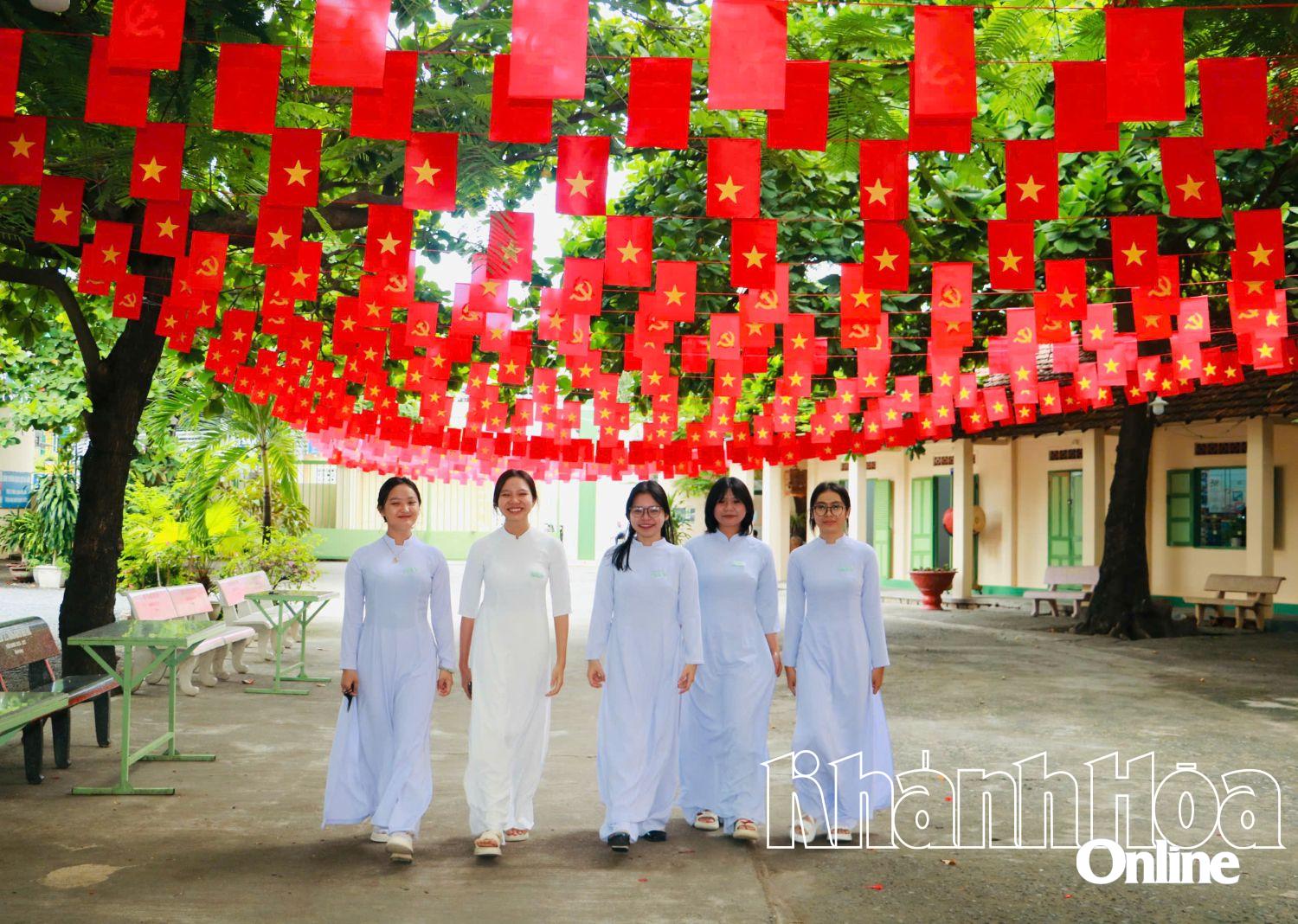 Các học sinh háo hức dự lễ khai giảng.