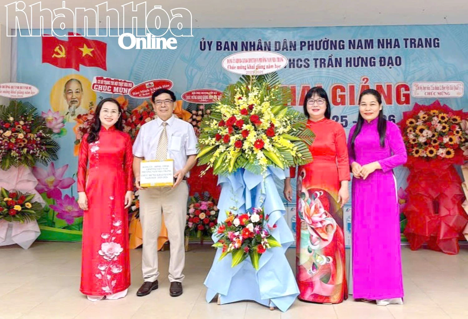 Đồng chí Lê Thị Huyên - Phó Bí thư Thường trực Đảng ủy phường tặng hoa chúc mừng Trường THCS Trần Hưng Đạo.