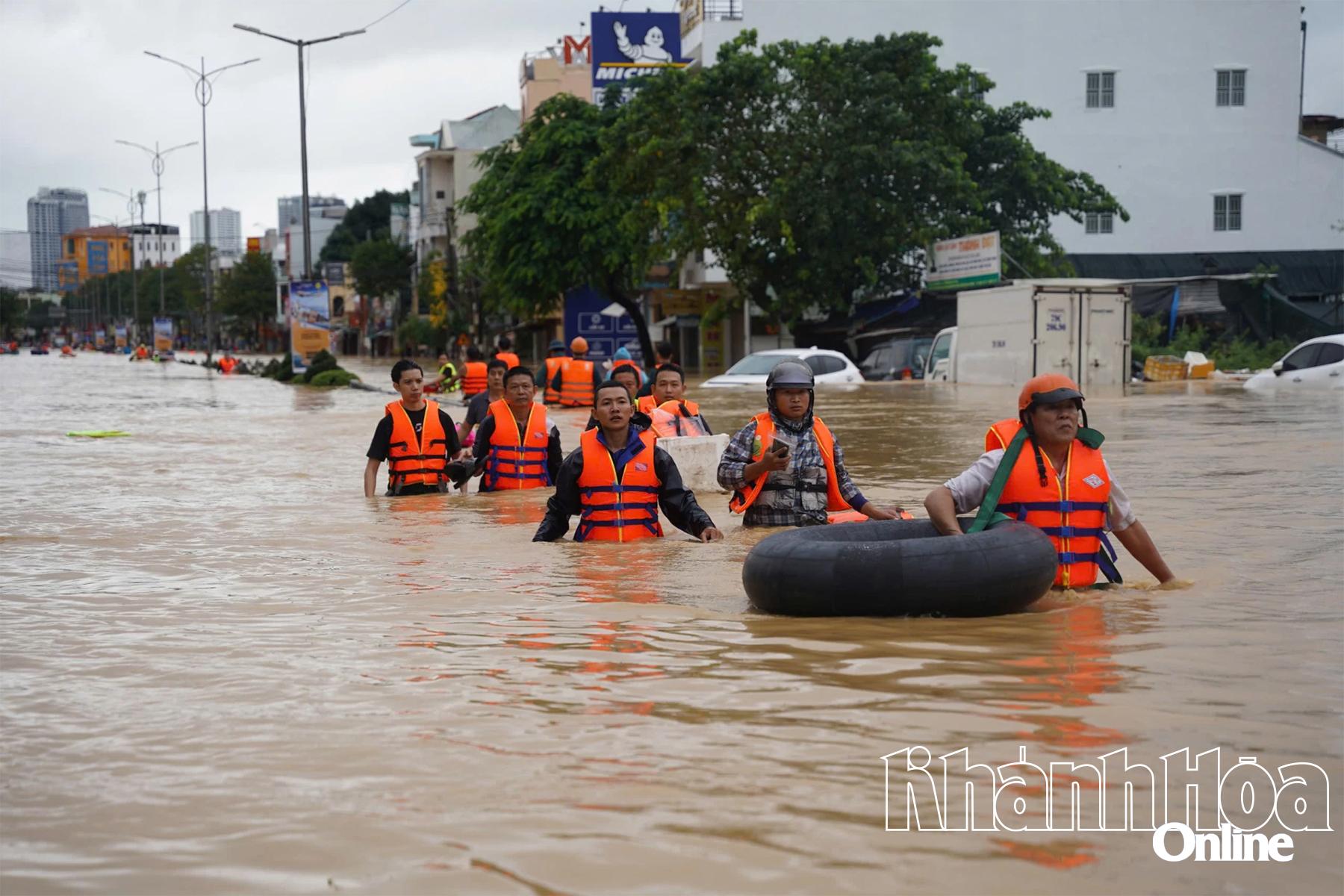 Lực lượng cứu hộ vào các điểm ngập sâu ở phường Tây Nha Trang để cứu dân.  