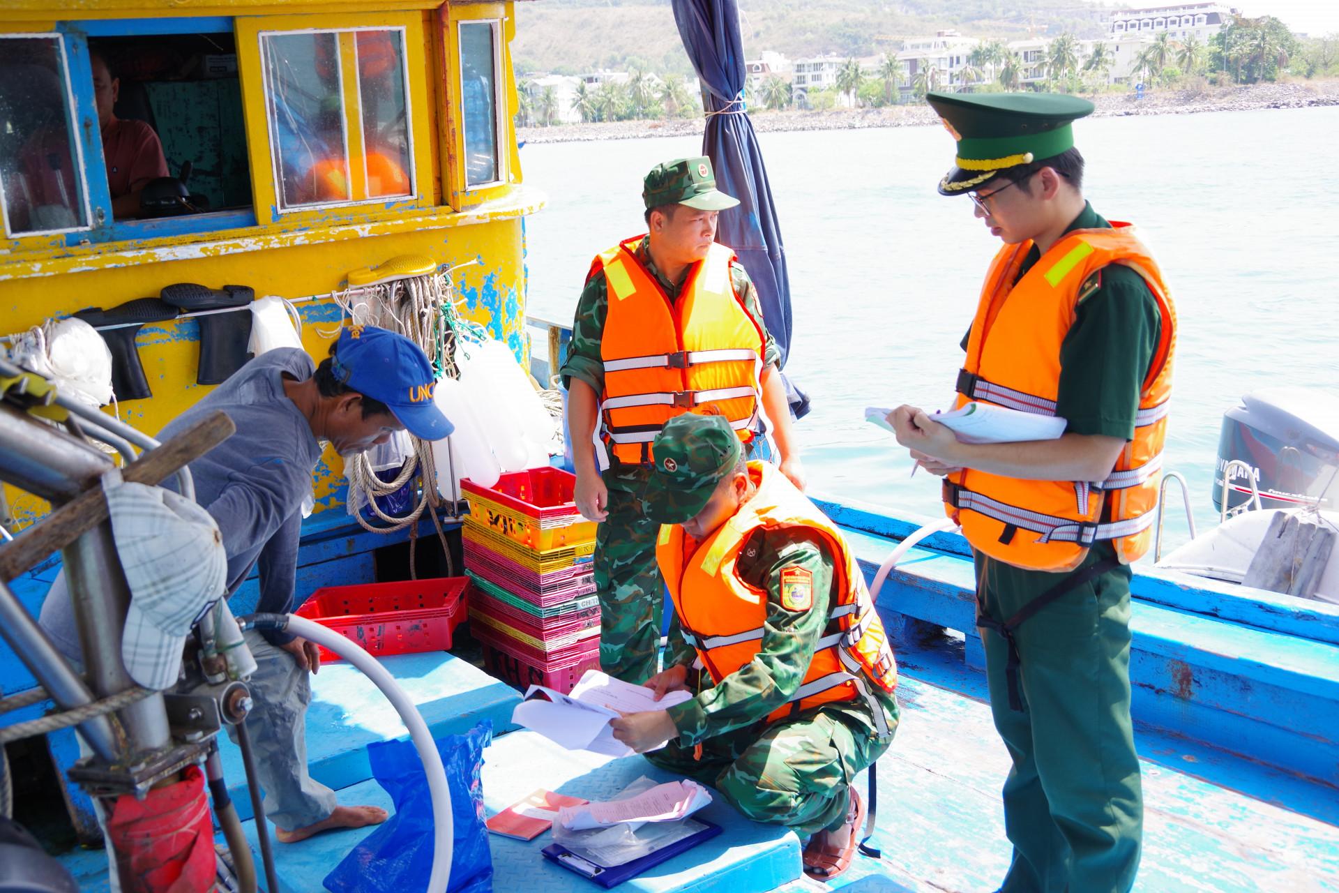 Tổ tuần tra kiểm soát Bộ đội Biên phòng tỉnh kiểm tra phương tiện tàu thuyền hoạt động trên biển.