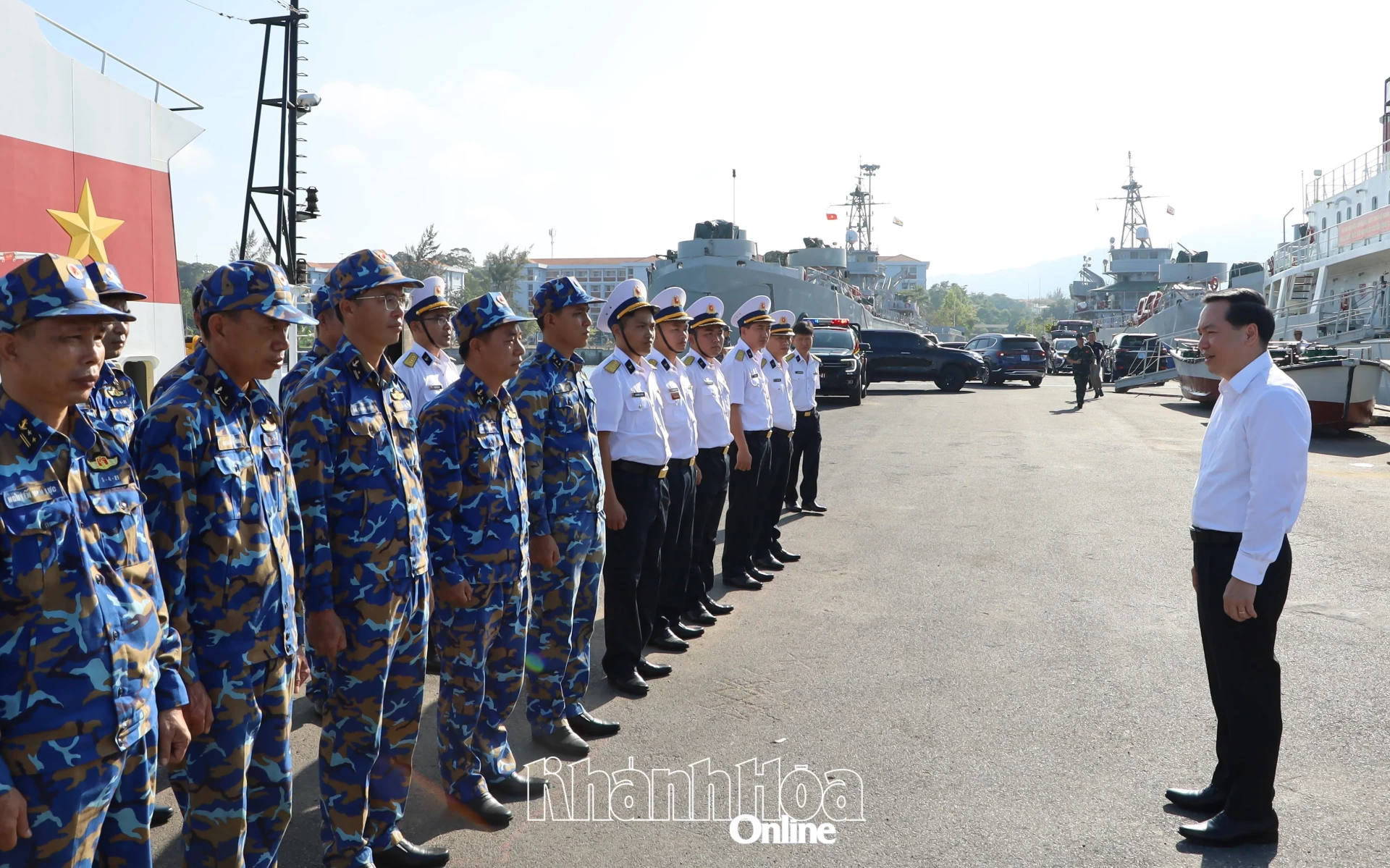 Đồng chí Hồ Xuân Trường phát biểu giao nhiệm vụ cho lực lượng thực hiện nhiệm vụ bầu cử sớm tại Đặc khu Trường Sa.