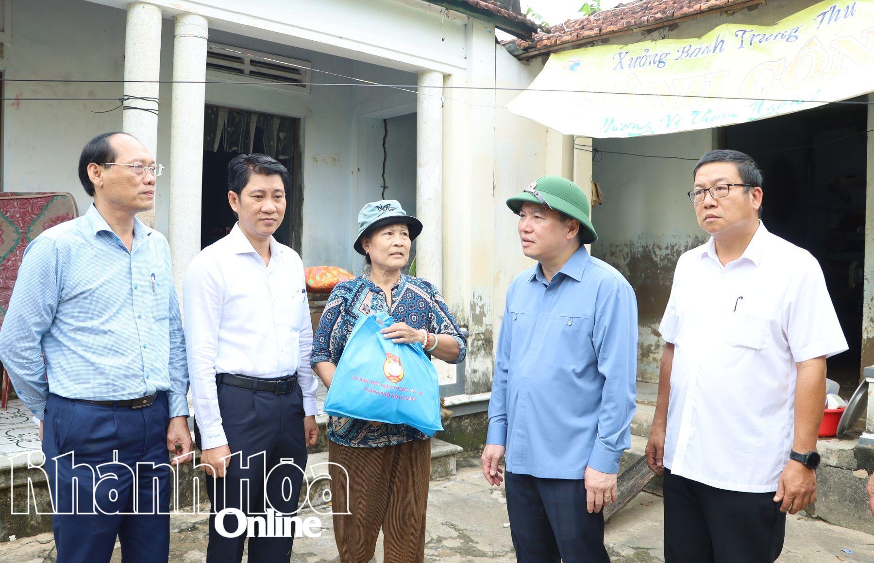 Đồng chí Hồ Xuân Trường thăm hỏi, tặng quà hỗ trợ cho gia đình bà Lê Thị Phải.