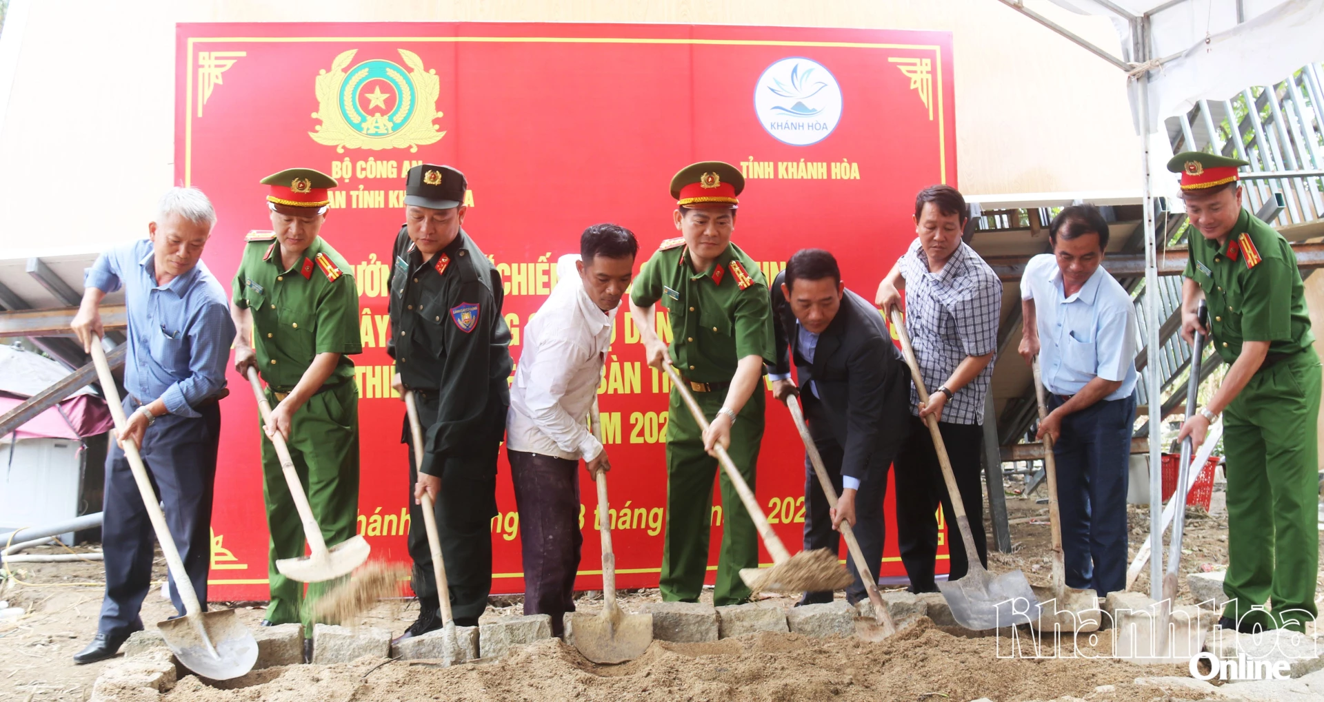 Đại tá Nguyễn Bá Thành cùng các đại biểu thực hiện nghi thức khởi công xây tặng nhà cho gia đình ông Nguyễn Tấn Lanh