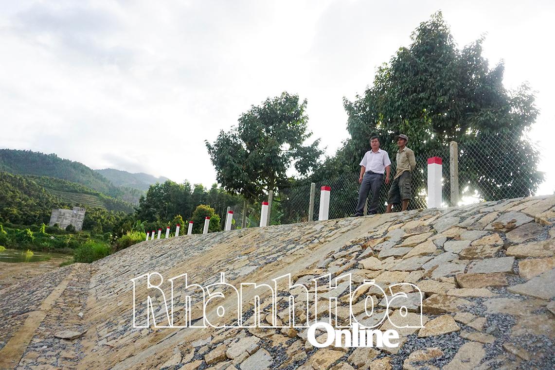 Kè bảo vệ bờ sông Tô Hạp đoạn qua xã Sơn Lâm được đầu tư để bảo vệ đất sản xuất của người dân.  