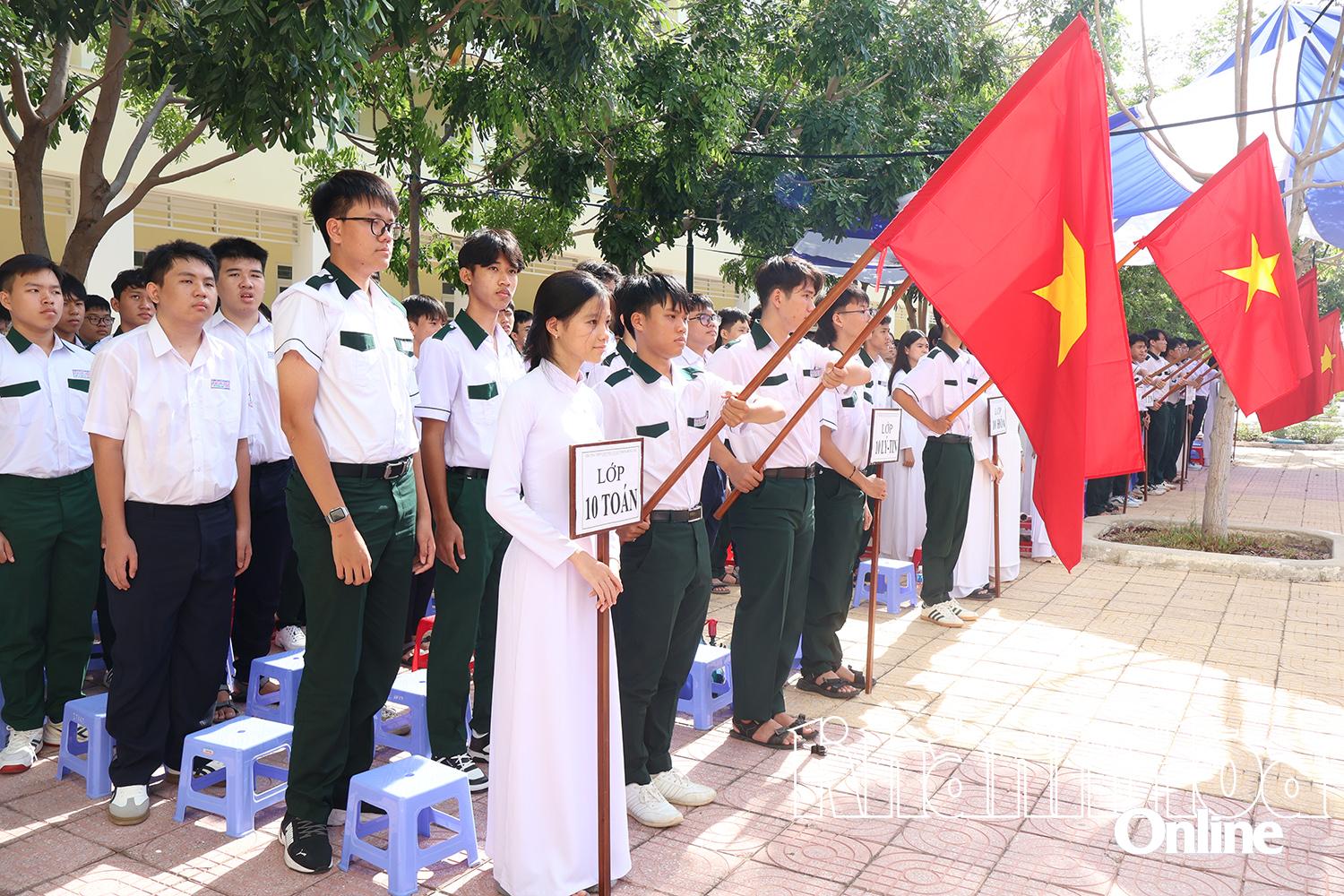 Các học sinh thực hiện nghi thức chào cờ