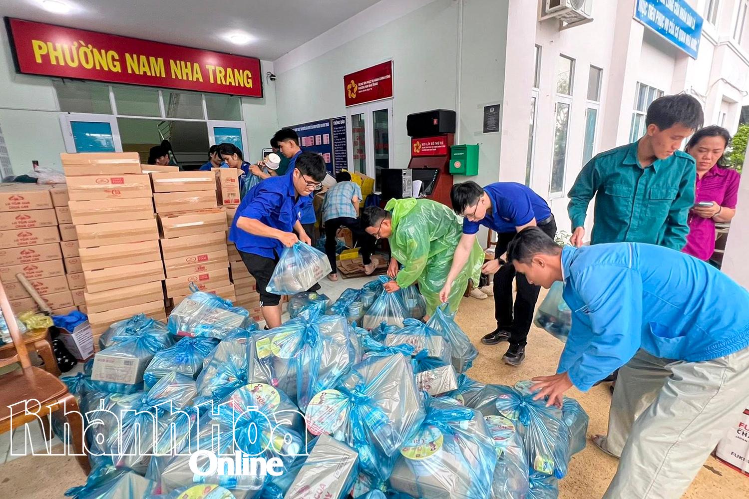 Tuổi trẻ phường Nam Nha Trang phân loại nhu yếu phẩm để hỗ trợ người dân.  