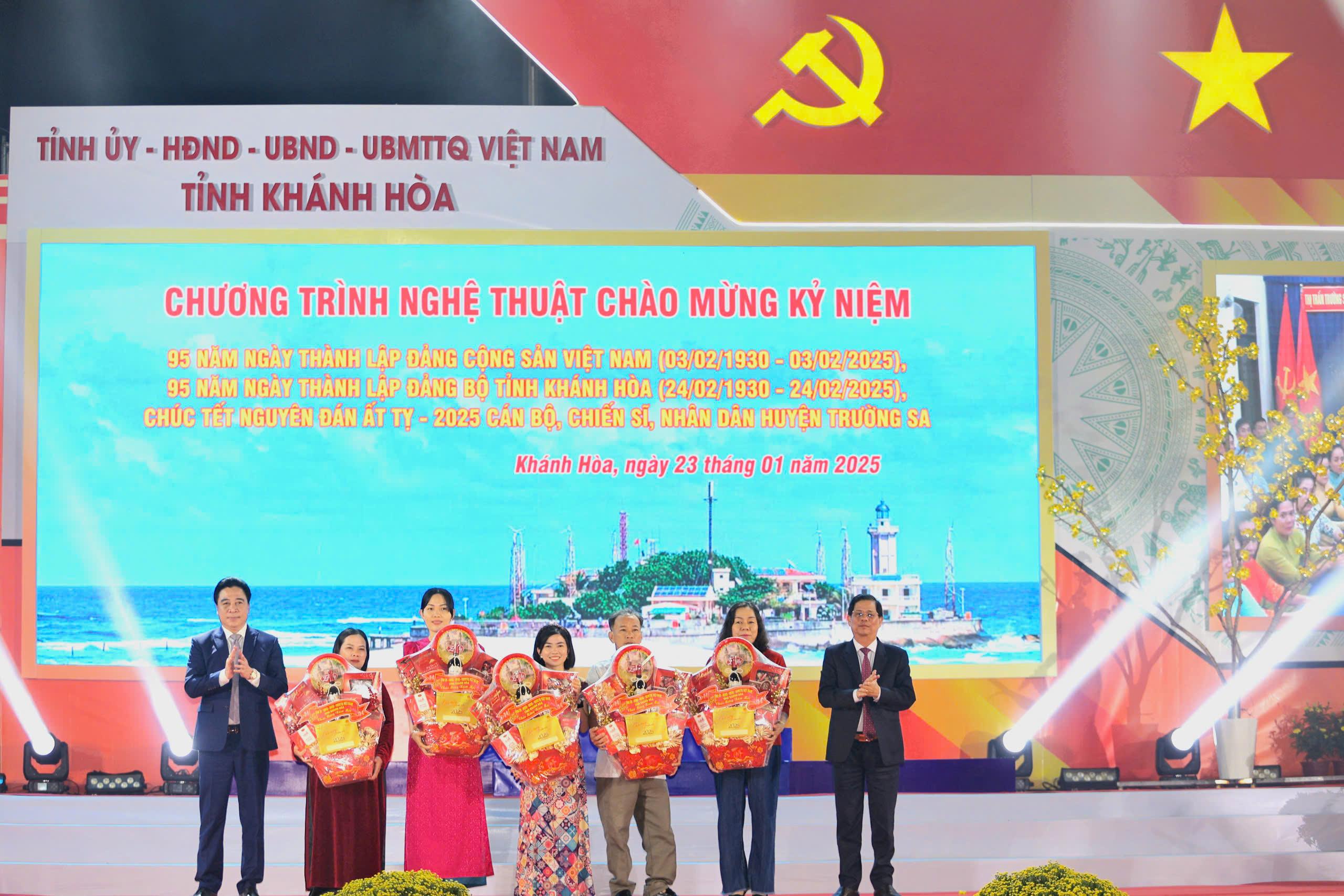 Tỉnh Khánh Hòa chúc Tết Nguyên đán Ất Tỵ đến quân và dân huyện đảo Trường Sa- Ảnh 5.
