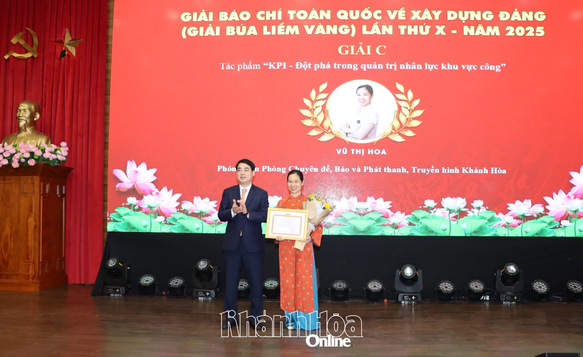 Đồng chí Nghiêm Xuân Thành tặng bằng khen cho tác giả Vũ Thị Hoa.