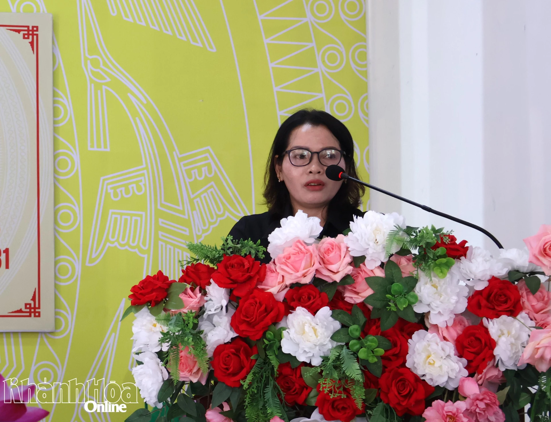 Bà Patâu Axá Thị Dem trình bày chương trình hành động.