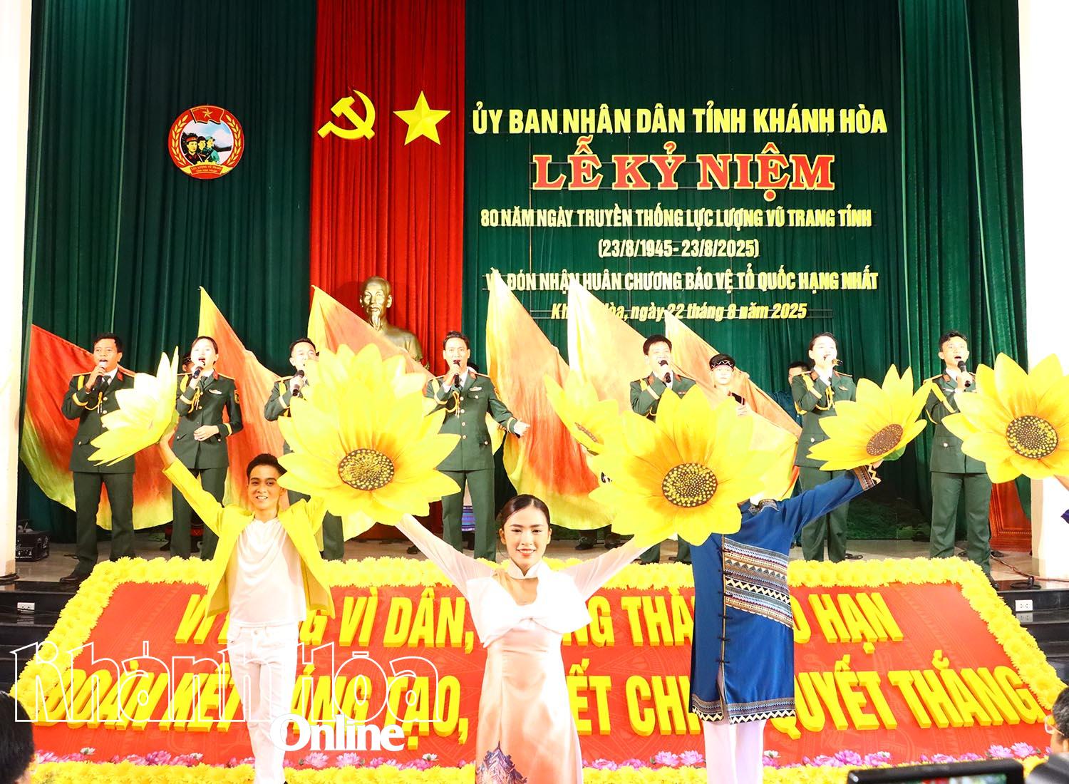 Tiết mục văn nghệ chào mừng Kỷ niệm 80 năm Ngày truyền thống Lực lượng vũ trang tỉnh và đón nhận Huân chương Bảo vệ Tổ quốc hạng Nhất