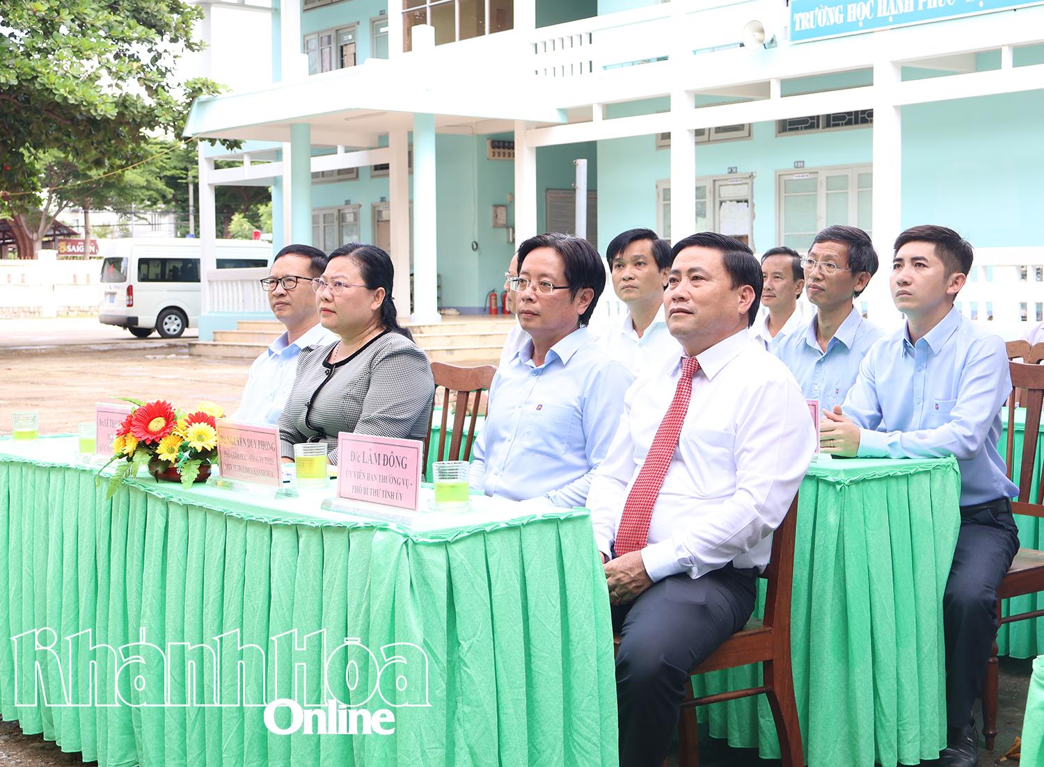 Phó Bí thư Tỉnh ủy Lâm Đông và các đại biểu dự lễ khởi công.