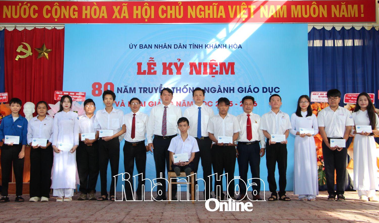 Đồng chí Lương Đức Hải - Trưởng ban Nội chính Tỉnh ủy và các đại biểu trao học bổng cho học sinh có hoàn cảnh khó khăn.