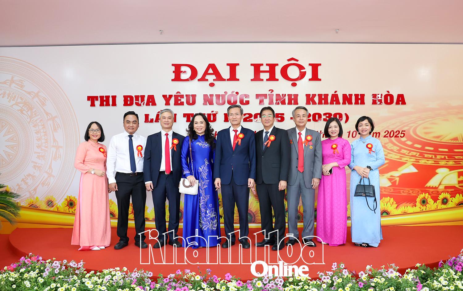 Thứ trưởng Bộ Nội vụ Cao Huy, Phó Chủ tịch Thường trực UBND tỉnh Nguyễn Long Biên và các đại biểu chụp hình lưu niệm.