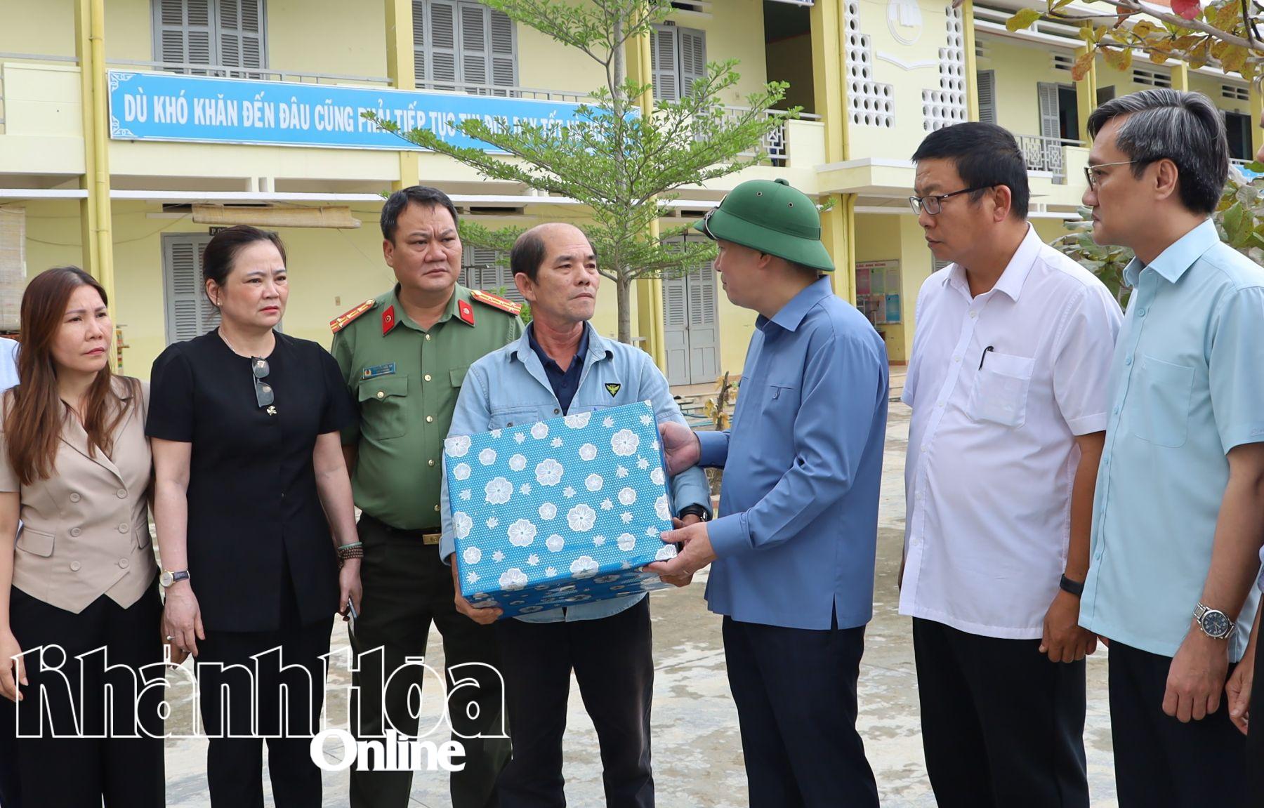 Đồng chí Hồ Xuân Trường tặng quà động viên cán bộ, giáo viên Trường Tiểu học số 2 Ninh Hiệp.