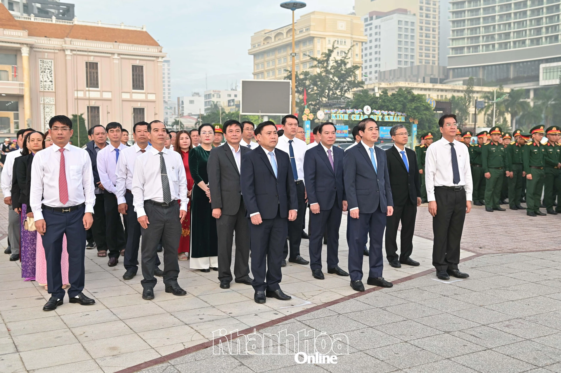 Các đồng chí lãnh đạo tỉnh dự lễ chào cờ.