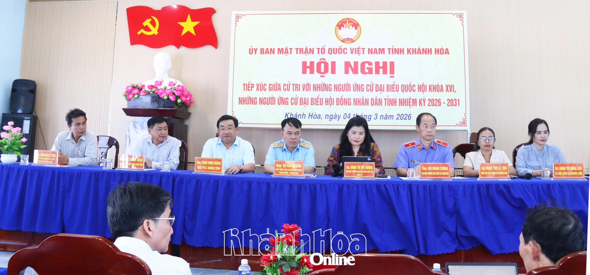 Những người ứng cử đại biểu Quốc hội khóa XVI và đại biểu HĐND tỉnh tiếp xúc cử tri xã Anh Dũng.