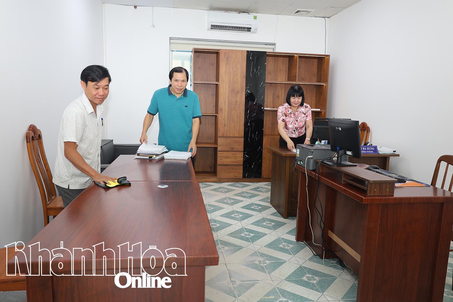 Cán bộ, công chức SởTài chính Khánh Hòa lau dọn bàn ghế dành cho đồng nghiệp Ninh Thuận.