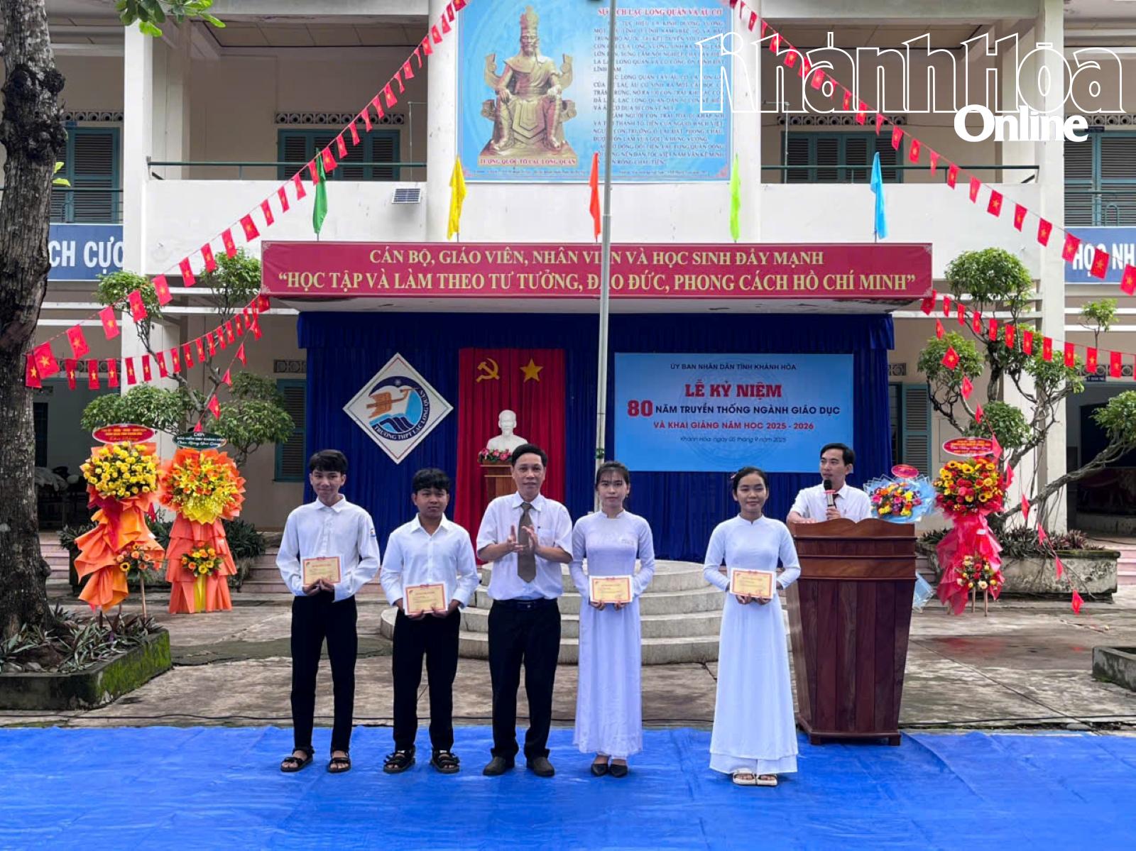 Đại diện Ban Giám hiệu trao học bổng Quỹ Vừ A Dính cho các em học sinh tại lễ khai giảng