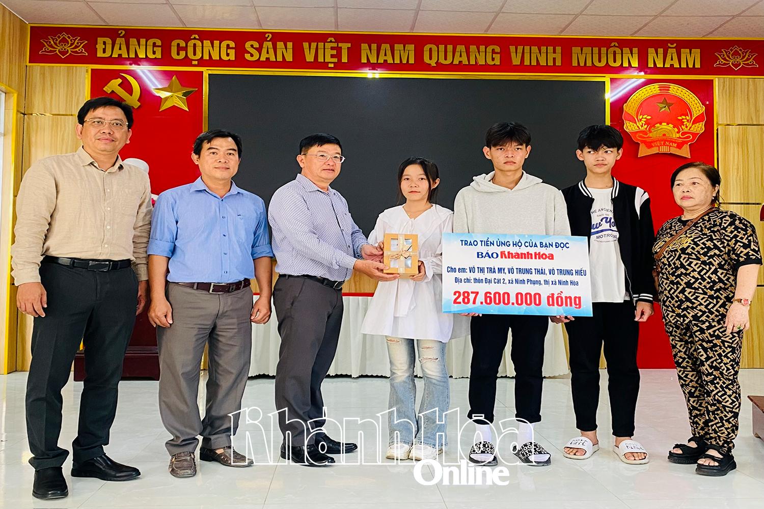 Lãnh đạo Báo Khánh Hòa trao số tiền hỗ trợ cho 3 chị em Võ Thị Trà My, Võ Trung Thái, Võ Trung Hiếu (thôn Đại Cát 2, xã Ninh Phụng, thị xã Ninh Hòa) - nhân vật trong bài viết “Cha mất, mẹ bỏ rơi, 3 chị em côi cút” đăng trên Báo Khánh Hòa.  