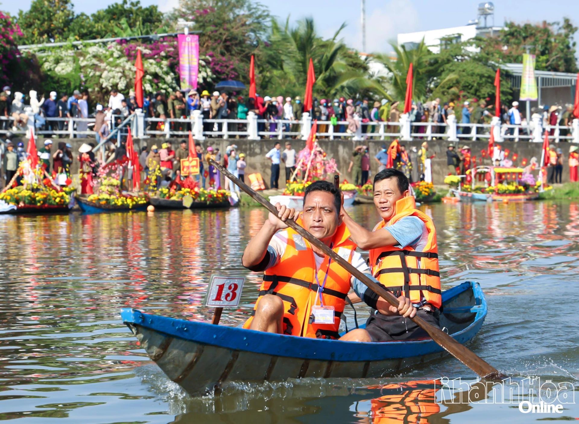 Đội dẫn đầu cuộc đua đang nỗ lực tiến về đích.
