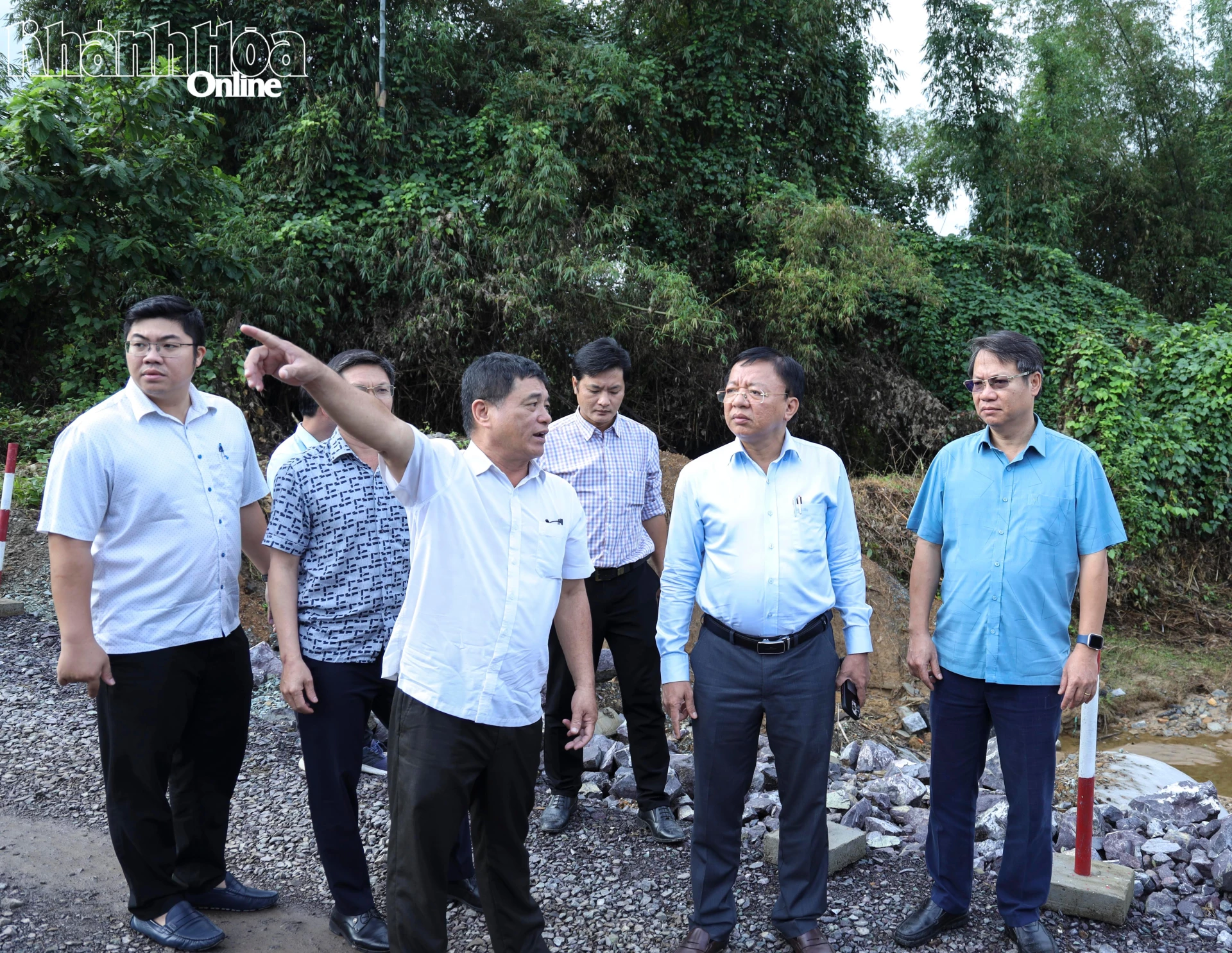 Đồng chí Lê Huyền kiểm tra tình hình triển khai Dự án đường liên vùng Khánh Sơn - Khánh Vĩnh.