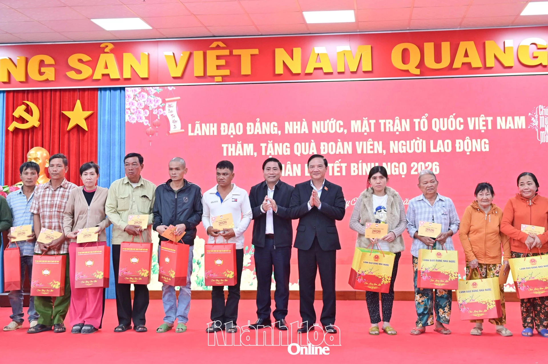 Đồng chí Nguyễn Khắc Định và đồng chí Lâm Đông trao quà cho người dân khó khăn.