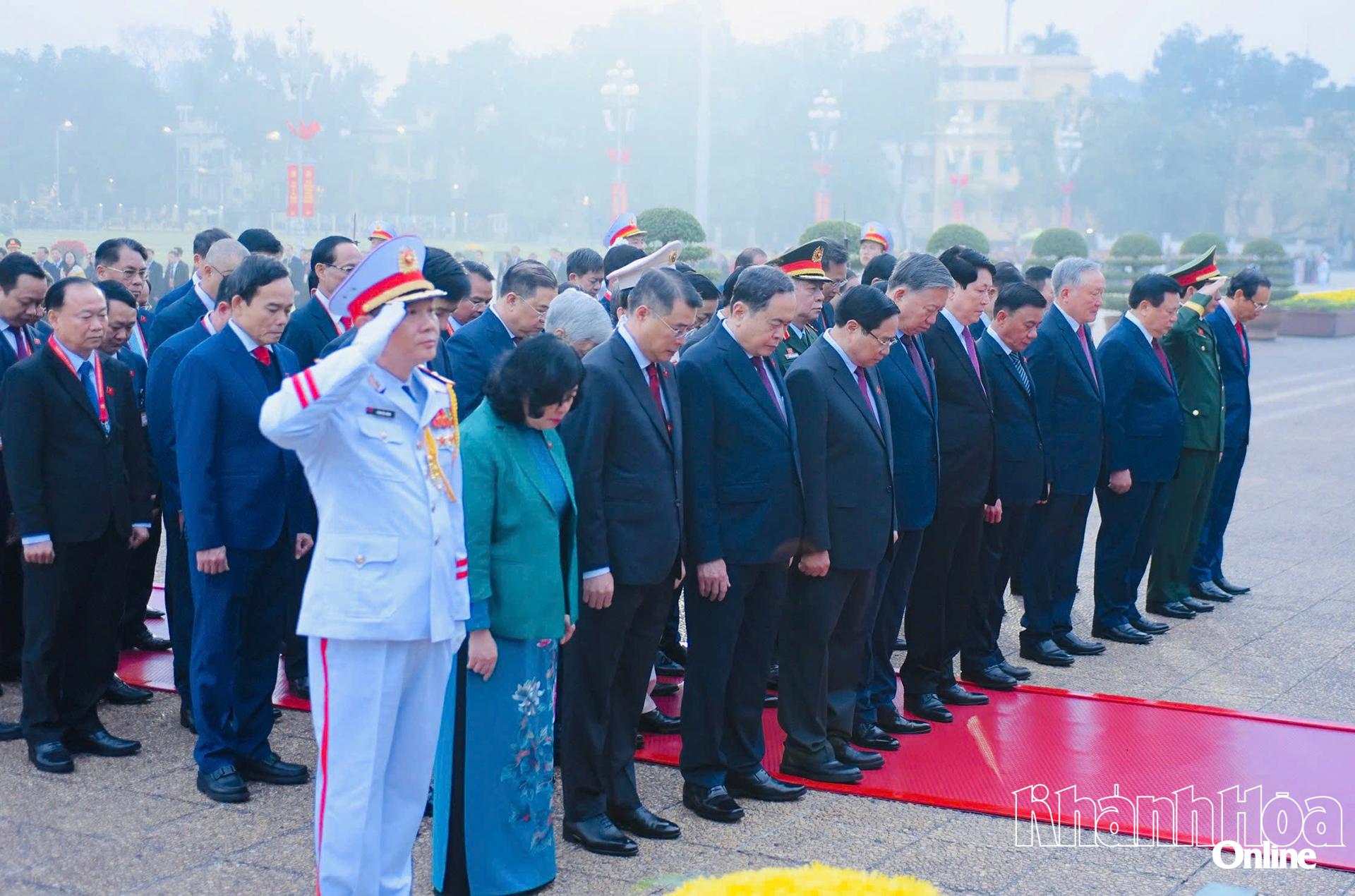 Các đồng chí lãnh đạo Đảng, Nhà nước thành kính tưởng nhớ Chủ tịch Hồ Chí Minh.
