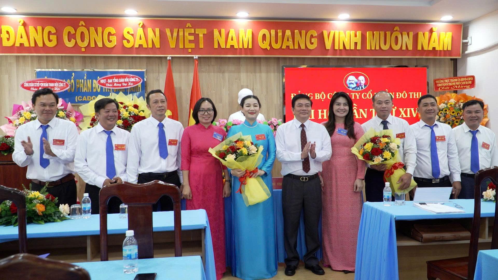 Đồng chí Lữ Thanh Hải- UV.BTV Tỉnh Ủy, Bí thư Thành ủy Cam Ranh tặng hoa Ban Chấp hành nhiệm kỳ mới