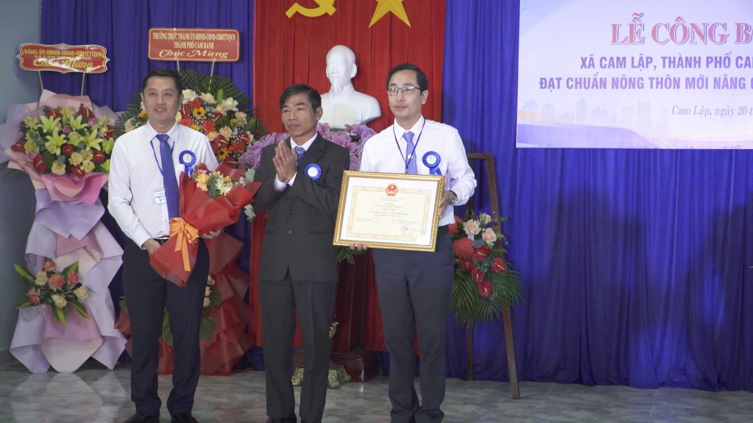 4. Lãnh đạo Sở Nông nghiệp và Phát triển nông thôn trao Bằng công nhận xã đạt chuẩn nông thôn mới nâng cao năm 2024 cho Đảng bộ, chính quyền và nhân dân xã Cam Lập.