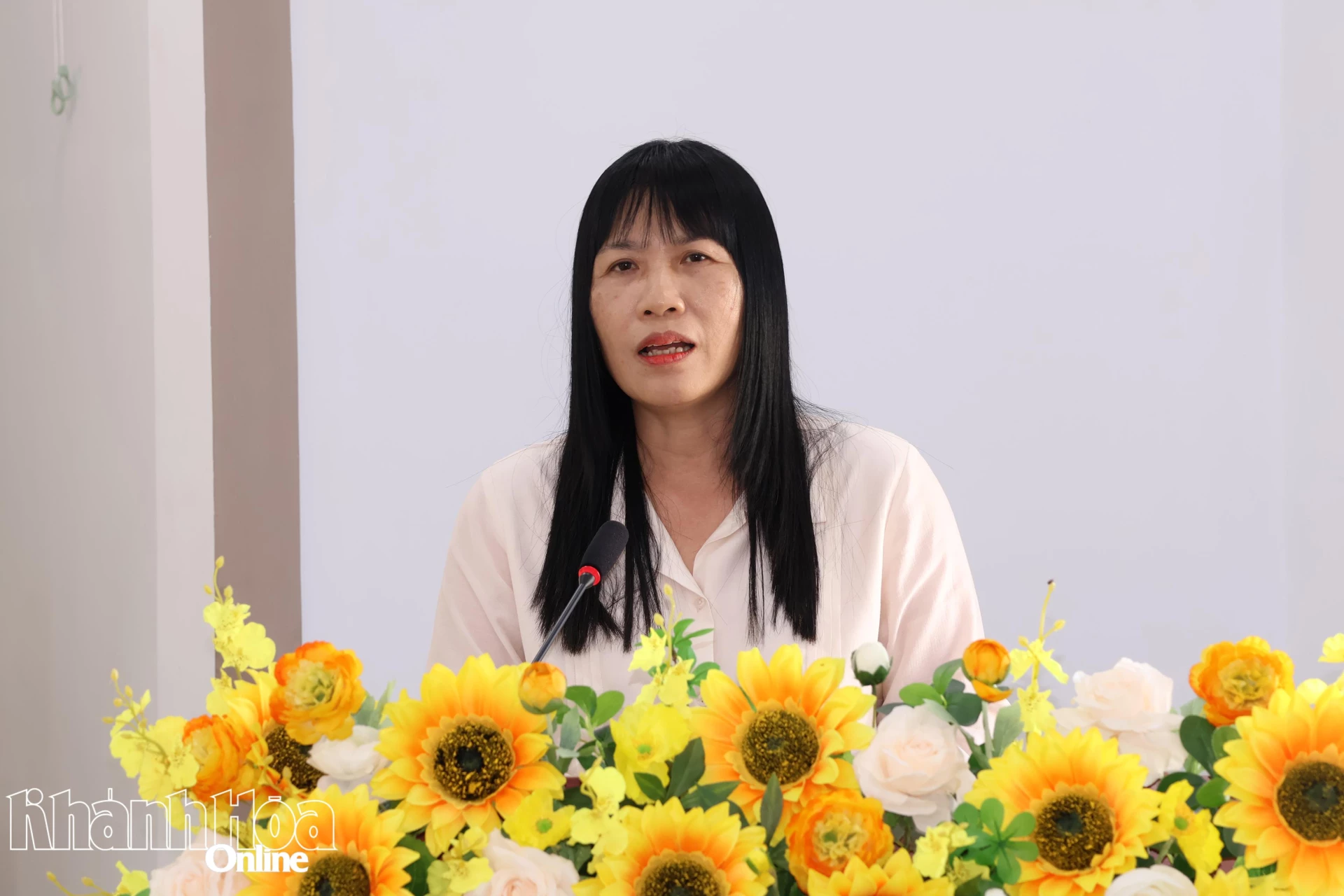 Bà Nguyễn Như Hoa - Tỉnh ủy viên, Chánh Thanh tra tỉnh trình bày chương trình hành động.