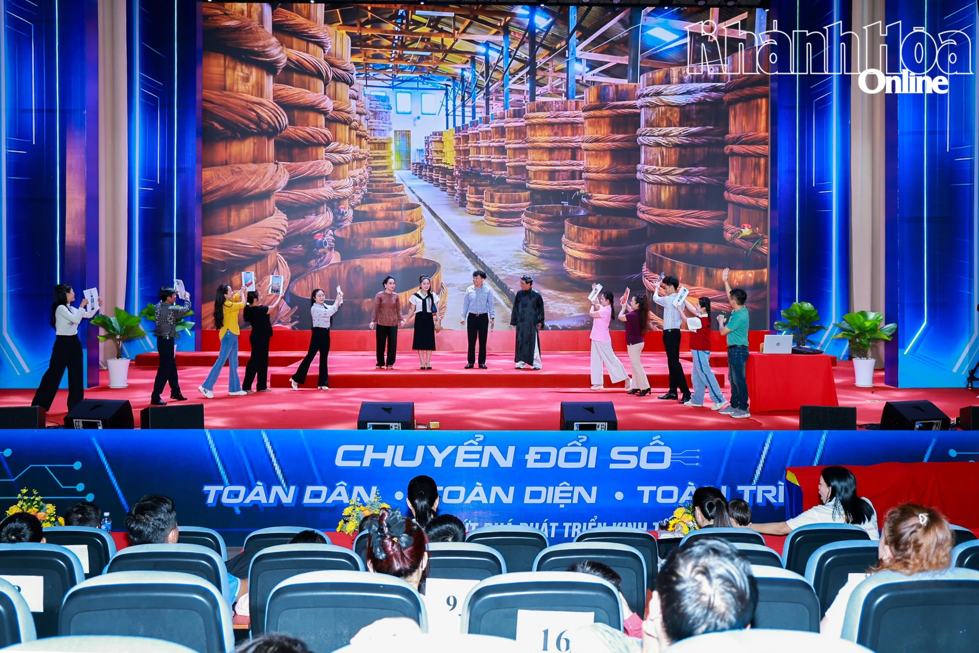 Chương trình biểu diễn nghệ thuật truyền thông về chuyển đổi số mang đến cho khán giả nhiều thông tin mang tính trực quan.     