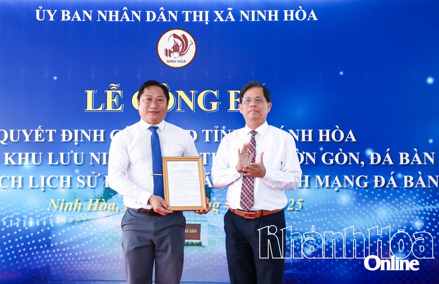 Chủ tịch UBND tỉnh Nguyễn Tấn Tuân trao quyết định của UBND tỉnh bổ sung Khu lưu niệm chiến thắng Vườn Gòn - Đá Bàn vào Di tích lịch sử Địa điểm căn cứ cách mạng Đá Bàn.