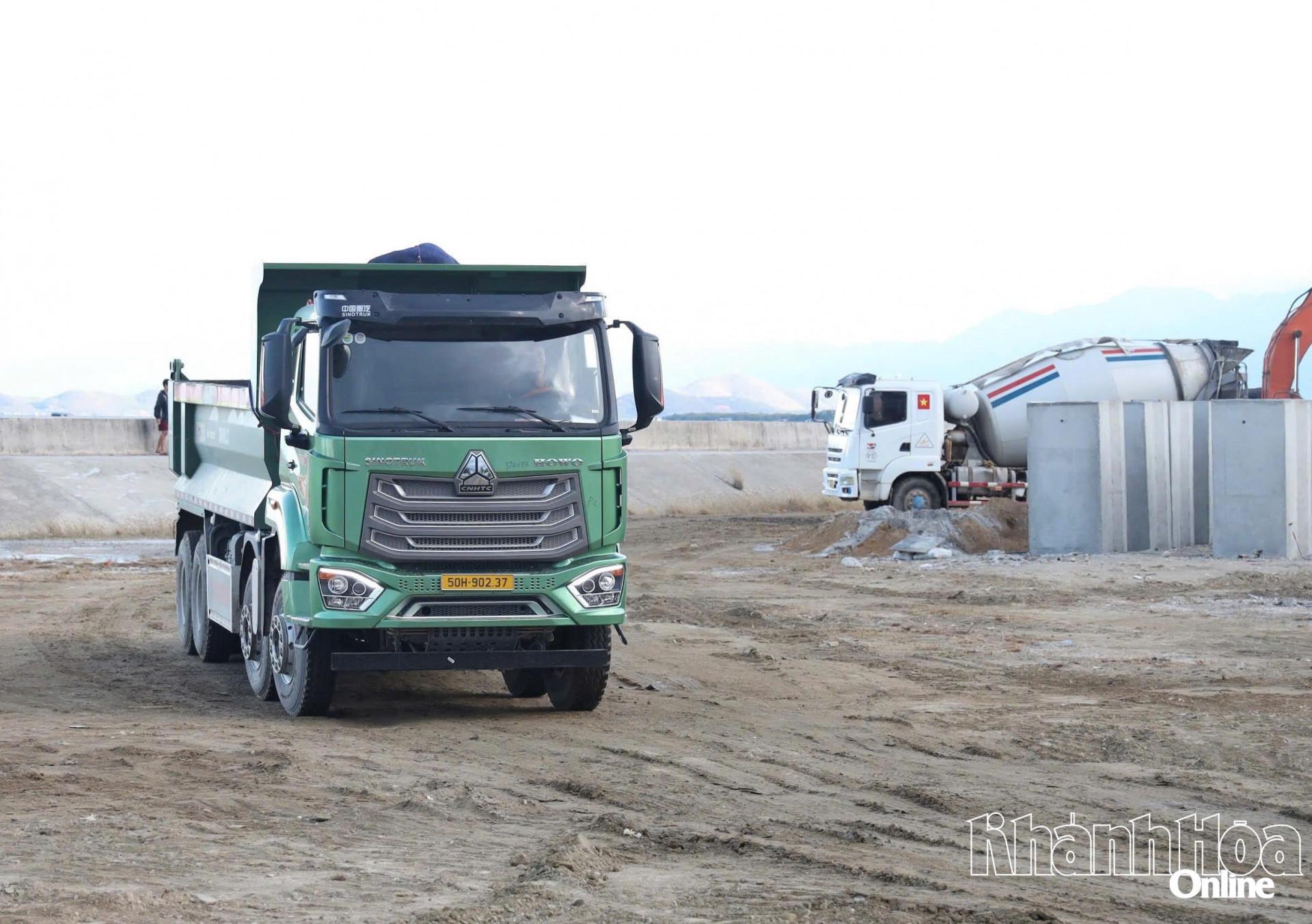 Công trường Dự án Tuyến đường ven biển từ xã Vạn Lương, huyện Vạn Ninh đi thị xã Ninh Hòa 
